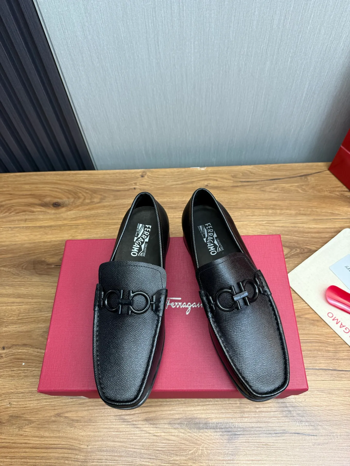 Men's shoes 💰760💰 Ferragamo. [Ferragamo] Men's Loaf leather shoes, the latest hot style, 1:1 original purchase quality, top quality, imported open-edge beaded cowhide leather on the upper, hand-made three-dimensional stitching highlights the round toe design, the inner feet are made of imported cowhide, with original wear-resistant rubber outsole, matching code 39-44, (38, 45 custom-made, non-refundable)